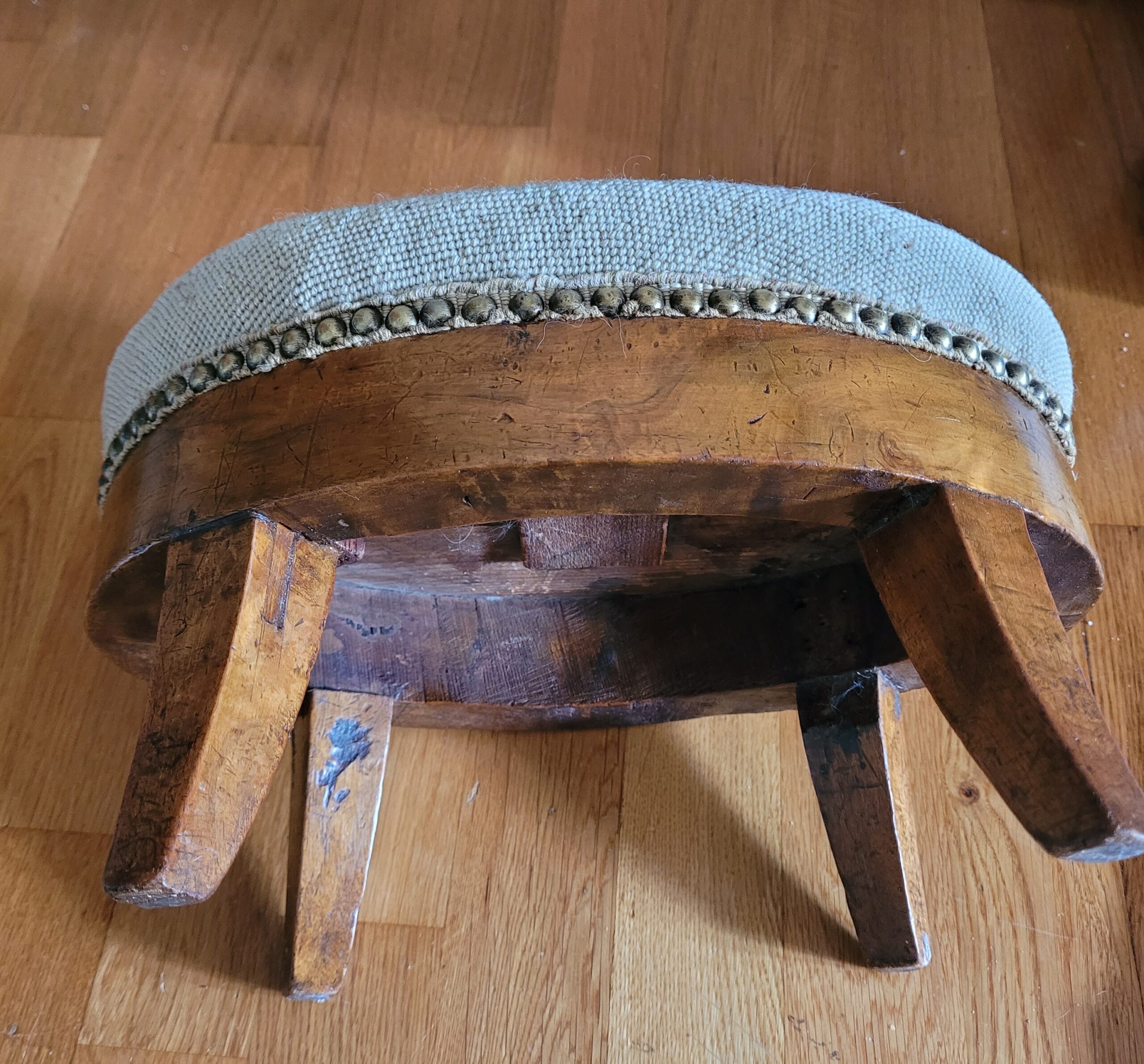 MB40 Schöner gepolsterter Vintage-Fuss-Schemel aus edlem Holz. CHF 120.00 – Bild 3