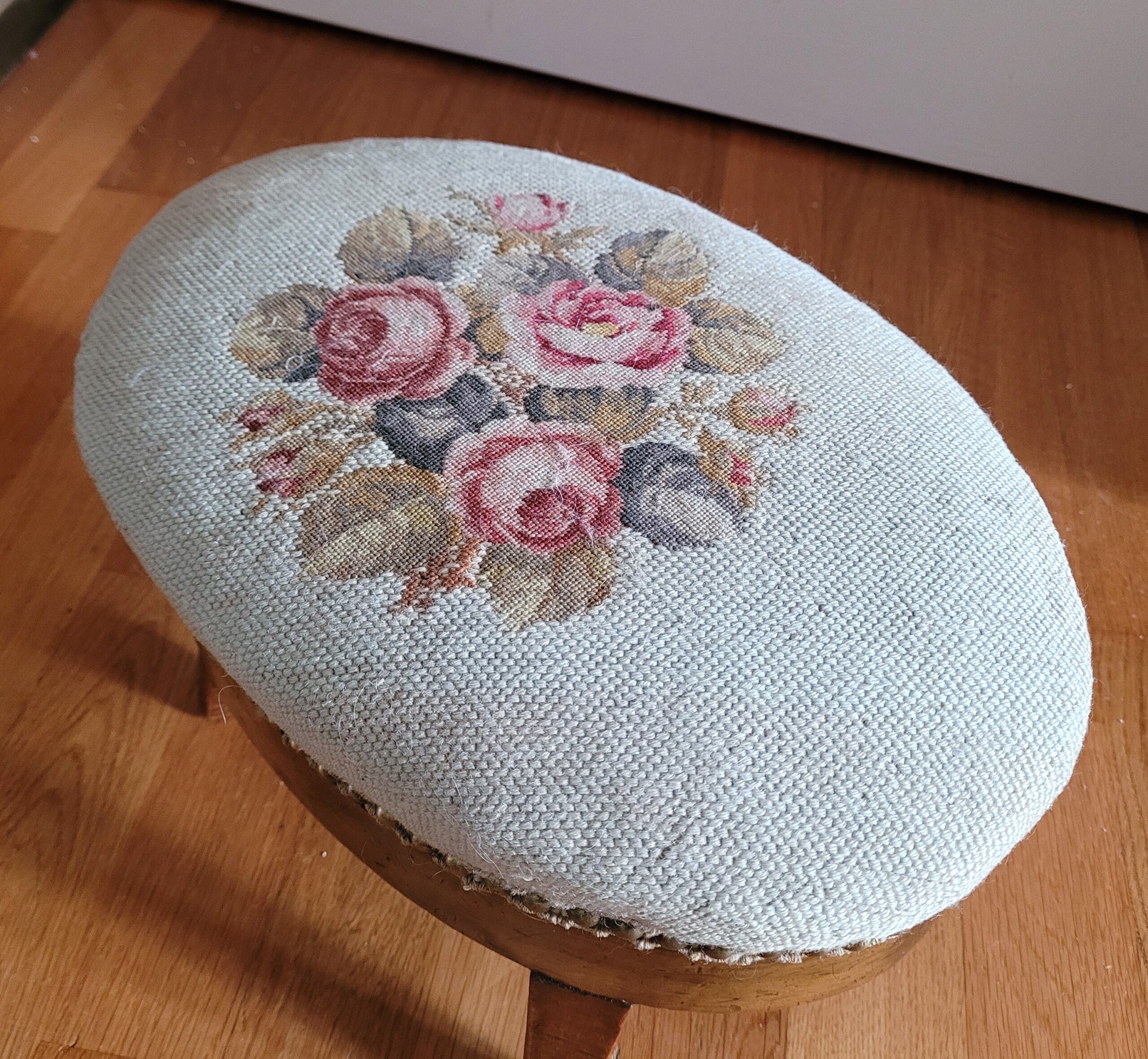 MB40 Schöner gepolsterter Vintage-Fuss-Schemel aus edlem Holz. CHF 120.00 – Bild 4