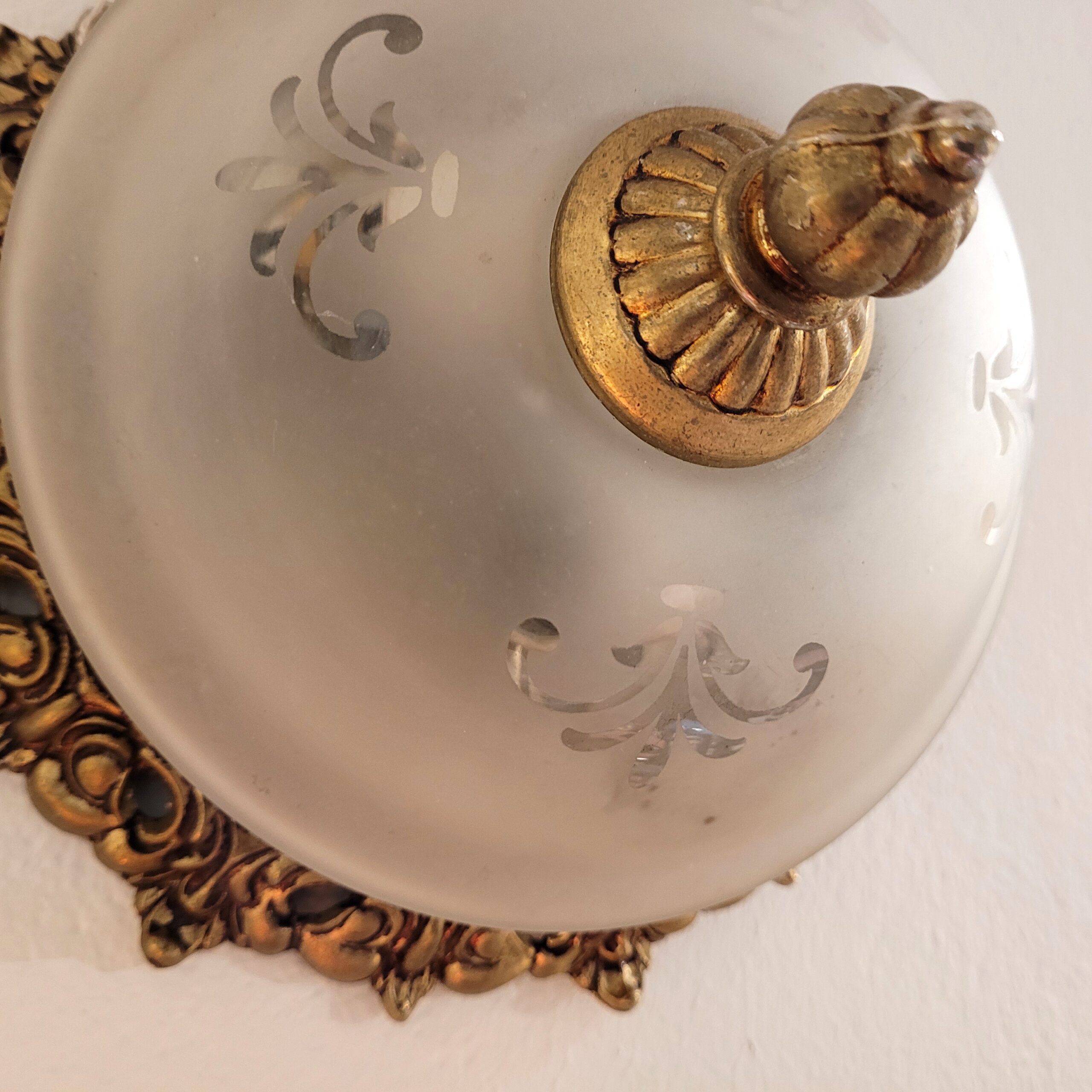 C007 Exklusive alte Decken- oder Wandleuchte mit Milchglas CHF 180.00. – Bild 2