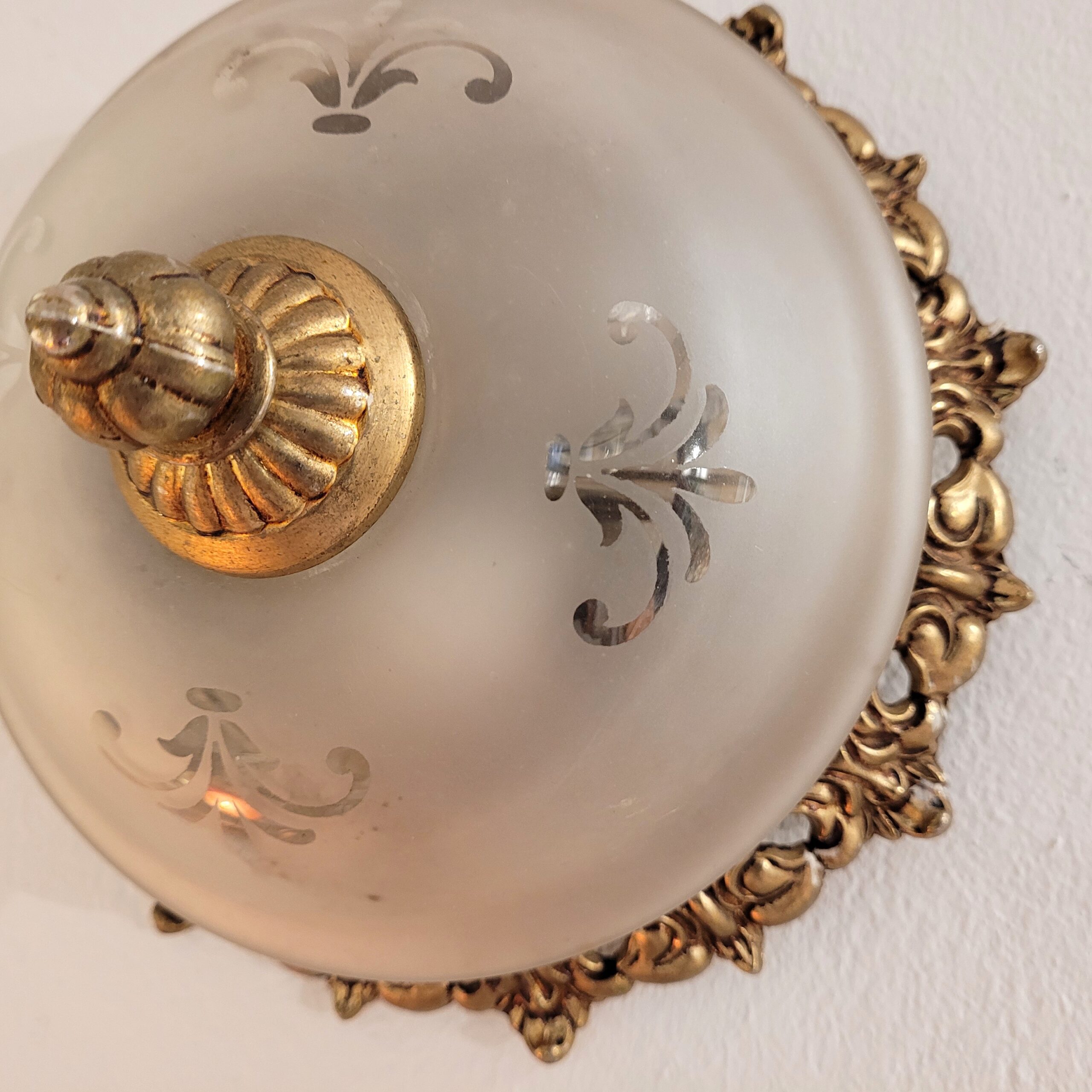 C007 Exklusive alte Decken- oder Wandleuchte mit Milchglas CHF 180.00. – Bild 3